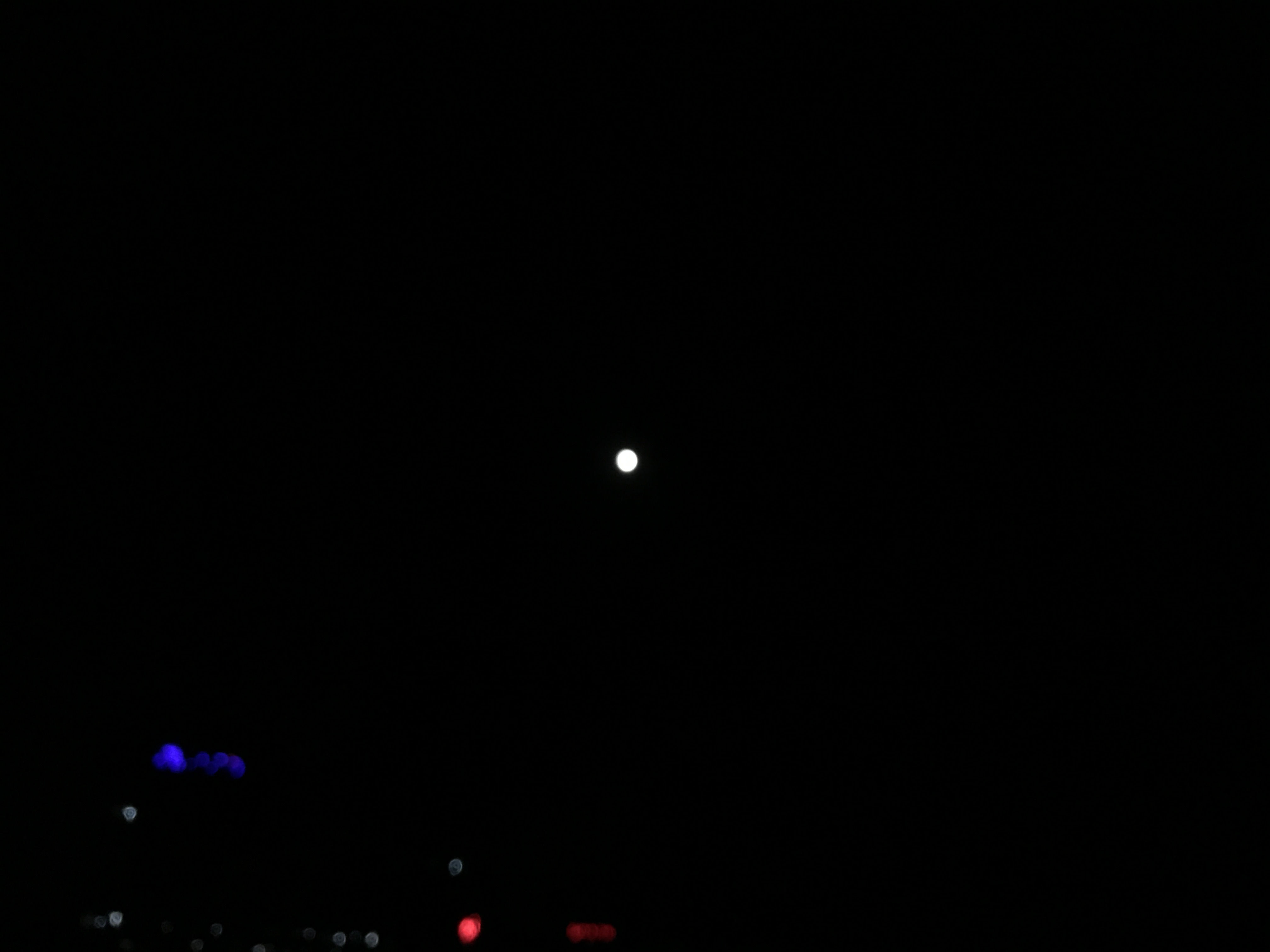 夜空中纯粹的月亮